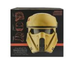 SHORETROOPER ELECTRONIC HELMET BLACK SERIES STAR WARS: ANDOR. Hasbro incorpora a su colección The Black Series esta réplica del casco electrónico premium de un Shoretrooper, basado en su aparición en la serie "Star Wars: Andor". Presenta un acabado detallado con diseño desgastado en tonos marrón y negro, además de detalles realistas en su interior. Incluye tecnología de modificación de voz que se activa presionando un botón lateral, permitiendo sonar como un Shoretrooper. Dispone de un sistema interior ajustable para mayor comodidad. Requiere 3x pilas AAA (no incluidas). Incluye manual de instrucciones. Se presenta en una caja ilustrada. UNIDADES LIMITADAS.