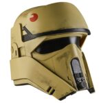 SHORETROOPER ELECTRONIC HELMET BLACK SERIES STAR WARS: ANDOR. Hasbro incorpora a su colección The Black Series esta réplica del casco electrónico premium de un Shoretrooper, basado en su aparición en la serie "Star Wars: Andor". Presenta un acabado detallado con diseño desgastado en tonos marrón y negro, además de detalles realistas en su interior. Incluye tecnología de modificación de voz que se activa presionando un botón lateral, permitiendo sonar como un Shoretrooper. Dispone de un sistema interior ajustable para mayor comodidad. Requiere 3x pilas AAA (no incluidas). Incluye manual de instrucciones. Se presenta en una caja ilustrada. UNIDADES LIMITADAS.