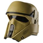 SHORETROOPER ELECTRONIC HELMET BLACK SERIES STAR WARS: ANDOR. Hasbro incorpora a su colección The Black Series esta réplica del casco electrónico premium de un Shoretrooper, basado en su aparición en la serie "Star Wars: Andor". Presenta un acabado detallado con diseño desgastado en tonos marrón y negro, además de detalles realistas en su interior. Incluye tecnología de modificación de voz que se activa presionando un botón lateral, permitiendo sonar como un Shoretrooper. Dispone de un sistema interior ajustable para mayor comodidad. Requiere 3x pilas AAA (no incluidas). Incluye manual de instrucciones. Se presenta en una caja ilustrada. UNIDADES LIMITADAS.