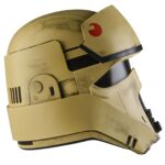 SHORETROOPER ELECTRONIC HELMET BLACK SERIES STAR WARS: ANDOR. Hasbro incorpora a su colección The Black Series esta réplica del casco electrónico premium de un Shoretrooper, basado en su aparición en la serie "Star Wars: Andor". Presenta un acabado detallado con diseño desgastado en tonos marrón y negro, además de detalles realistas en su interior. Incluye tecnología de modificación de voz que se activa presionando un botón lateral, permitiendo sonar como un Shoretrooper. Dispone de un sistema interior ajustable para mayor comodidad. Requiere 3x pilas AAA (no incluidas). Incluye manual de instrucciones. Se presenta en una caja ilustrada. UNIDADES LIMITADAS.