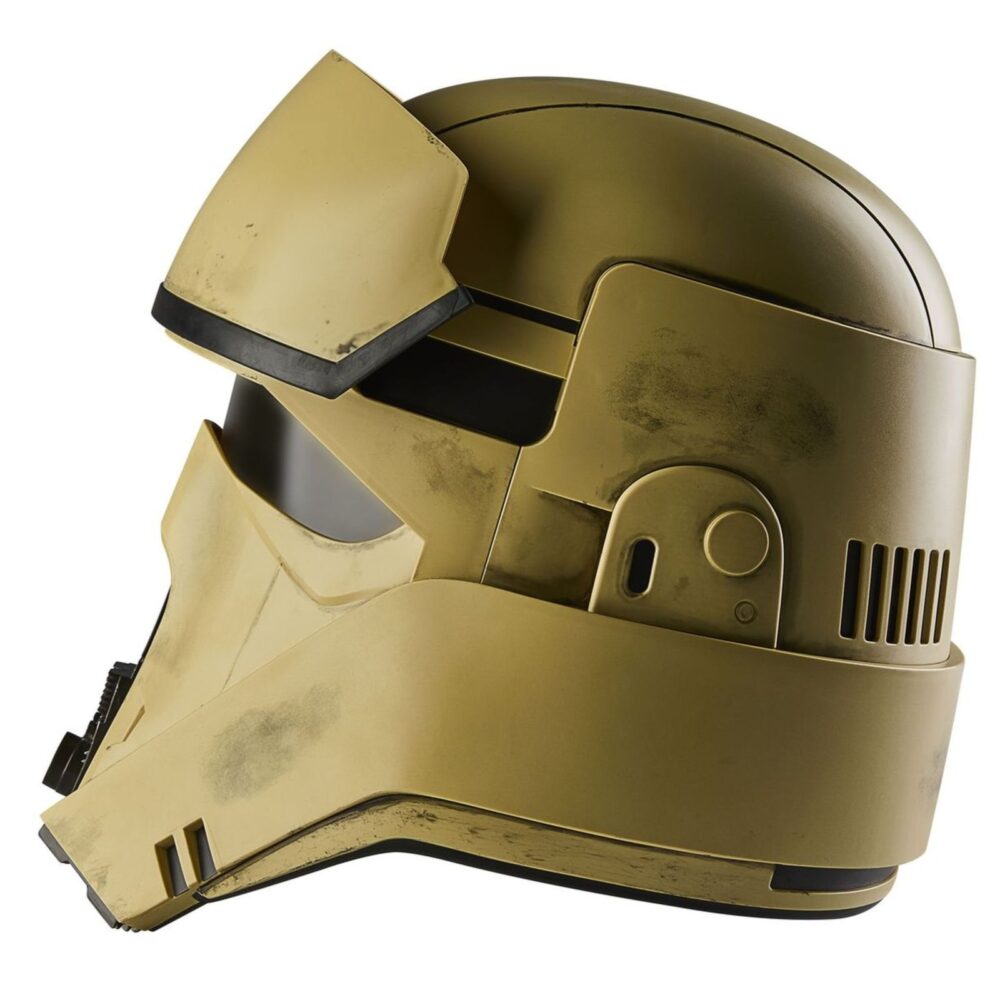 Shoretrooper electronic helmet black series star wars: andor. Hasbro incorpora a su colección the black series esta réplica del casco electrónico premium de un shoretrooper, basado en su aparición en la serie "star wars: andor". Presenta un acabado detallado con diseño desgastado en tonos marrón y negro, además de detalles realistas en su interior. Incluye tecnología de modificación de voz que se activa presionando un botón lateral, permitiendo sonar como un shoretrooper. Dispone de un sistema interior ajustable para mayor comodidad. Requiere 3x pilas aaa (no incluidas). Incluye manual de instrucciones. Se presenta en una caja ilustrada. Unidades limitadas.
