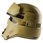 SHORETROOPER ELECTRONIC HELMET BLACK SERIES STAR WARS: ANDOR. Hasbro incorpora a su colección The Black Series esta réplica del casco electrónico premium de un Shoretrooper, basado en su aparición en la serie "Star Wars: Andor". Presenta un acabado detallado con diseño desgastado en tonos marrón y negro, además de detalles realistas en su interior. Incluye tecnología de modificación de voz que se activa presionando un botón lateral, permitiendo sonar como un Shoretrooper. Dispone de un sistema interior ajustable para mayor comodidad. Requiere 3x pilas AAA (no incluidas). Incluye manual de instrucciones. Se presenta en una caja ilustrada. UNIDADES LIMITADAS.