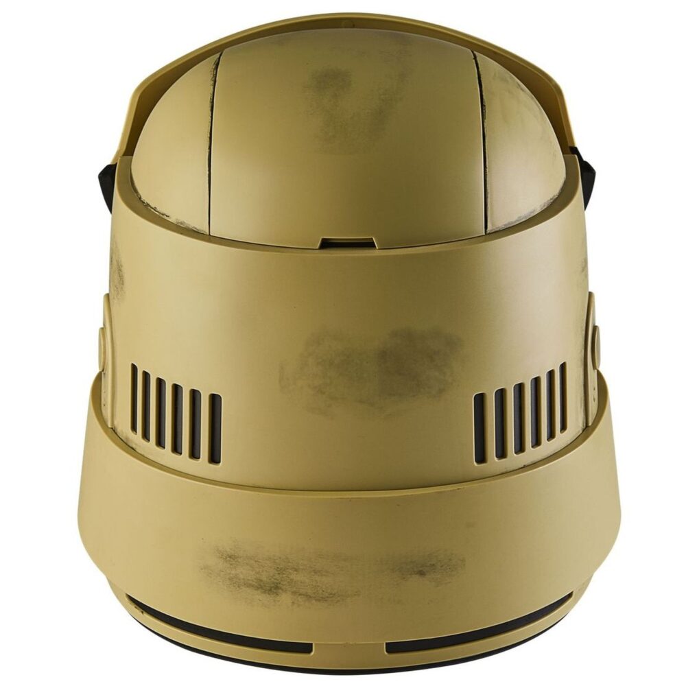 Shoretrooper electronic helmet black series star wars: andor. Hasbro incorpora a su colección the black series esta réplica del casco electrónico premium de un shoretrooper, basado en su aparición en la serie "star wars: andor". Presenta un acabado detallado con diseño desgastado en tonos marrón y negro, además de detalles realistas en su interior. Incluye tecnología de modificación de voz que se activa presionando un botón lateral, permitiendo sonar como un shoretrooper. Dispone de un sistema interior ajustable para mayor comodidad. Requiere 3x pilas aaa (no incluidas). Incluye manual de instrucciones. Se presenta en una caja ilustrada. Unidades limitadas.