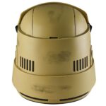 SHORETROOPER ELECTRONIC HELMET BLACK SERIES STAR WARS: ANDOR. Hasbro incorpora a su colección The Black Series esta réplica del casco electrónico premium de un Shoretrooper, basado en su aparición en la serie "Star Wars: Andor". Presenta un acabado detallado con diseño desgastado en tonos marrón y negro, además de detalles realistas en su interior. Incluye tecnología de modificación de voz que se activa presionando un botón lateral, permitiendo sonar como un Shoretrooper. Dispone de un sistema interior ajustable para mayor comodidad. Requiere 3x pilas AAA (no incluidas). Incluye manual de instrucciones. Se presenta en una caja ilustrada. UNIDADES LIMITADAS.