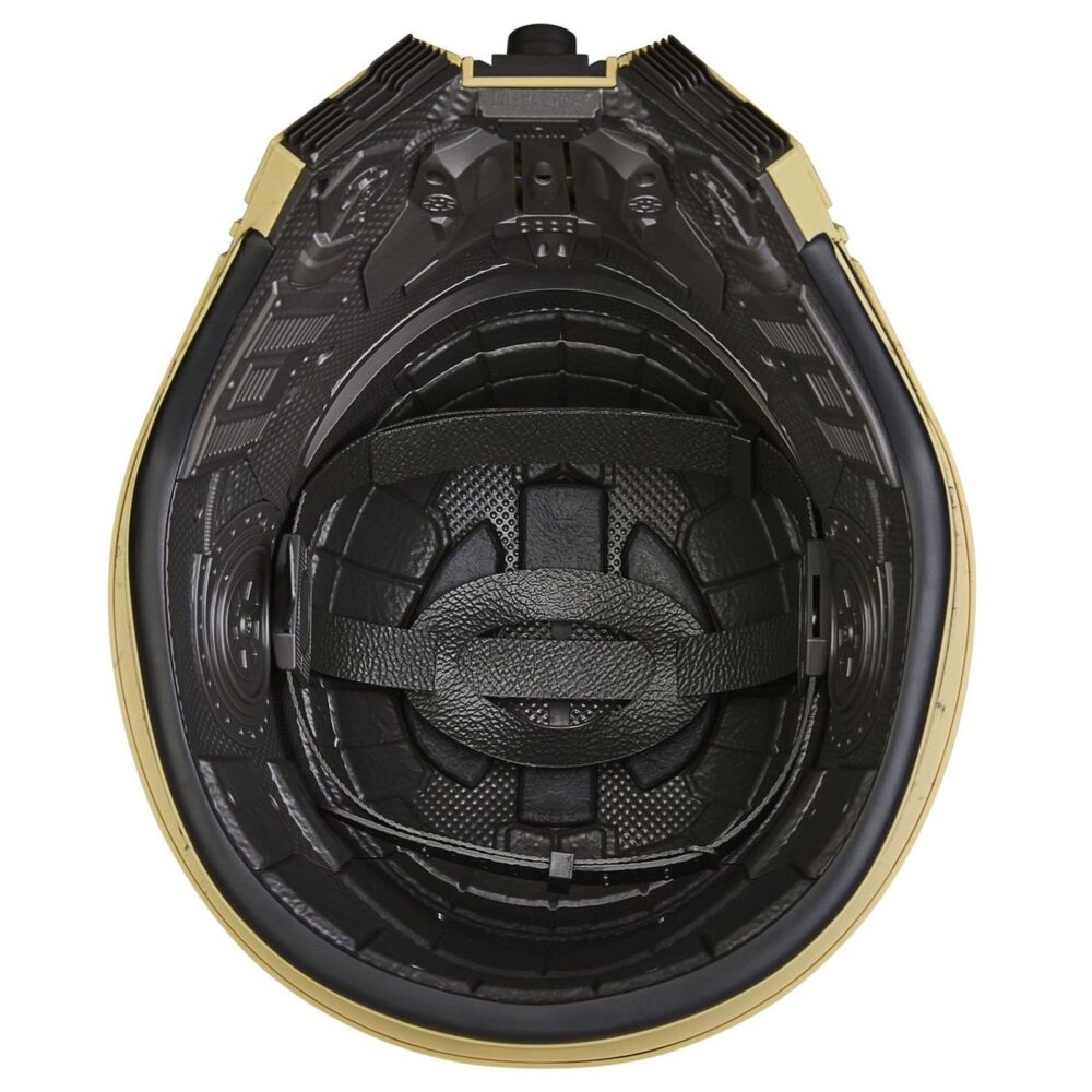 Shoretrooper electronic helmet black series star wars: andor. Hasbro incorpora a su colección the black series esta réplica del casco electrónico premium de un shoretrooper, basado en su aparición en la serie "star wars: andor". Presenta un acabado detallado con diseño desgastado en tonos marrón y negro, además de detalles realistas en su interior. Incluye tecnología de modificación de voz que se activa presionando un botón lateral, permitiendo sonar como un shoretrooper. Dispone de un sistema interior ajustable para mayor comodidad. Requiere 3x pilas aaa (no incluidas). Incluye manual de instrucciones. Se presenta en una caja ilustrada. Unidades limitadas.
