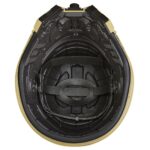 SHORETROOPER ELECTRONIC HELMET BLACK SERIES STAR WARS: ANDOR. Hasbro incorpora a su colección The Black Series esta réplica del casco electrónico premium de un Shoretrooper, basado en su aparición en la serie "Star Wars: Andor". Presenta un acabado detallado con diseño desgastado en tonos marrón y negro, además de detalles realistas en su interior. Incluye tecnología de modificación de voz que se activa presionando un botón lateral, permitiendo sonar como un Shoretrooper. Dispone de un sistema interior ajustable para mayor comodidad. Requiere 3x pilas AAA (no incluidas). Incluye manual de instrucciones. Se presenta en una caja ilustrada. UNIDADES LIMITADAS.