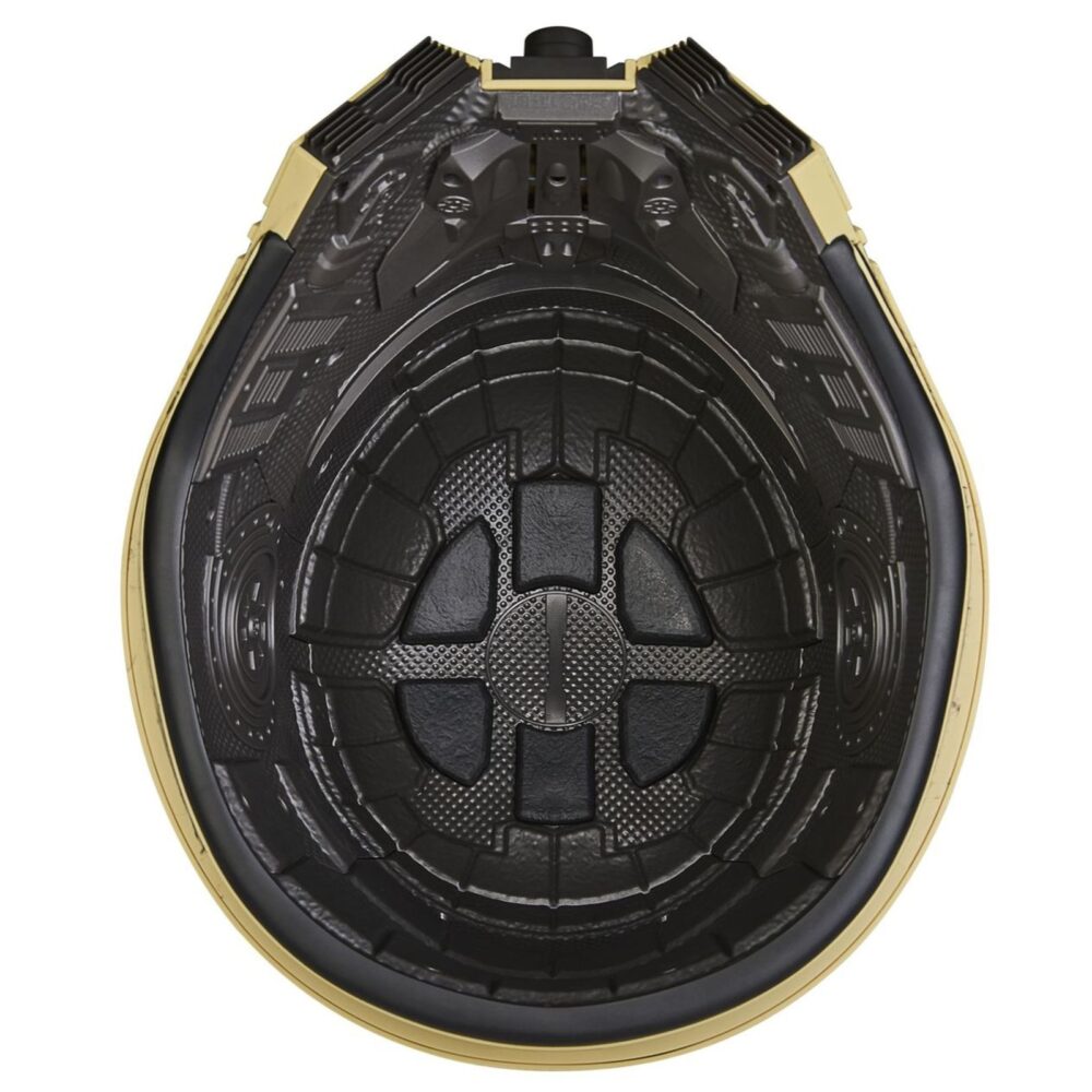 Shoretrooper electronic helmet black series star wars: andor. Hasbro incorpora a su colección the black series esta réplica del casco electrónico premium de un shoretrooper, basado en su aparición en la serie "star wars: andor". Presenta un acabado detallado con diseño desgastado en tonos marrón y negro, además de detalles realistas en su interior. Incluye tecnología de modificación de voz que se activa presionando un botón lateral, permitiendo sonar como un shoretrooper. Dispone de un sistema interior ajustable para mayor comodidad. Requiere 3x pilas aaa (no incluidas). Incluye manual de instrucciones. Se presenta en una caja ilustrada. Unidades limitadas.