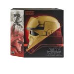 SHORETROOPER ELECTRONIC HELMET BLACK SERIES STAR WARS: ANDOR. Hasbro incorpora a su colección The Black Series esta réplica del casco electrónico premium de un Shoretrooper, basado en su aparición en la serie "Star Wars: Andor". Presenta un acabado detallado con diseño desgastado en tonos marrón y negro, además de detalles realistas en su interior. Incluye tecnología de modificación de voz que se activa presionando un botón lateral, permitiendo sonar como un Shoretrooper. Dispone de un sistema interior ajustable para mayor comodidad. Requiere 3x pilas AAA (no incluidas). Incluye manual de instrucciones. Se presenta en una caja ilustrada. UNIDADES LIMITADAS.