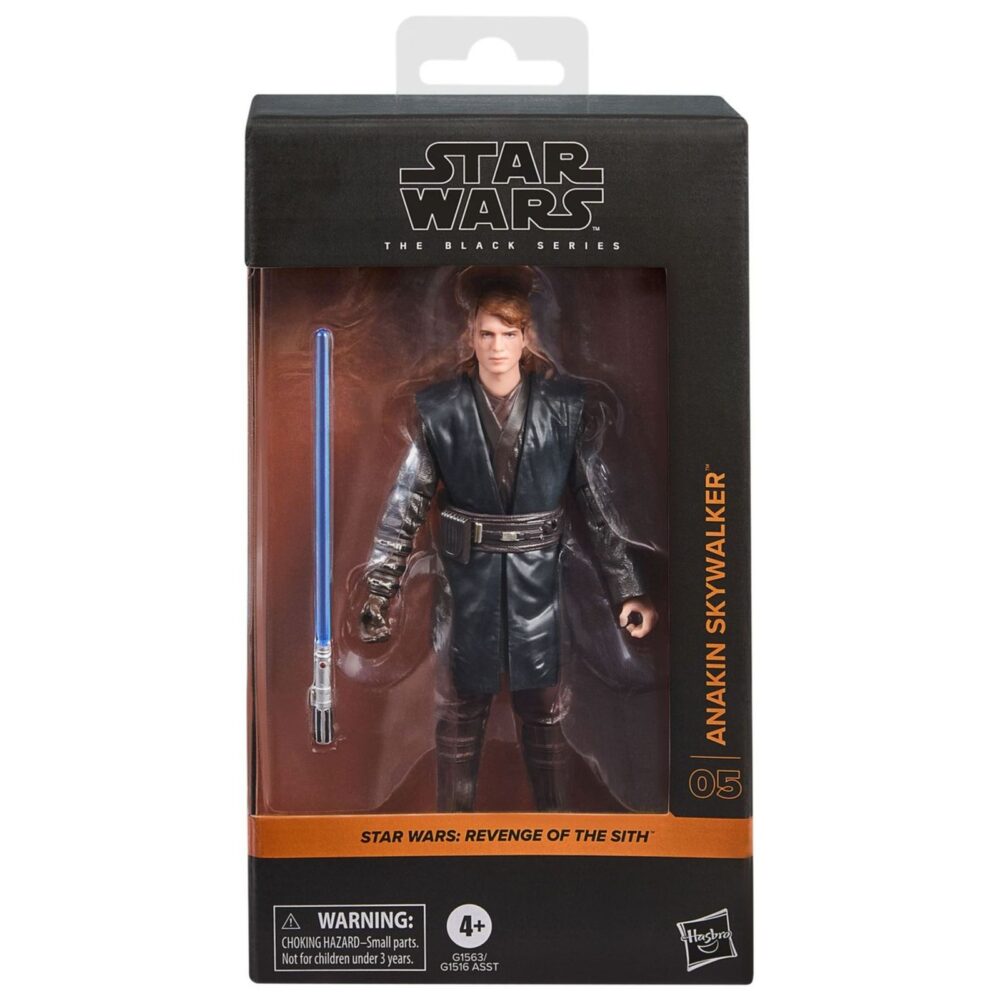 ANAKIN SKYWALKER BLACK SERIES STAR WARS REVENGE OF THE SITH. Hasbro suma a su colección The Black Series la figura de Anakin Skywalker inspirada en la película "Star Wars: Revenge of the Sith" ("Star Wars: La venganza de los Sith" en España). Esta figura articulada de 15 cm presenta un esculpido fotorrealista y viene acompañada de su característico sable de luz como accesorio. Permite recrear poses dinámicas gracias a sus múltiples puntos de articulación. Se presenta en un embalaje con ventana. UNIDADES LIMITADAS.
