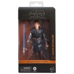 ANAKIN SKYWALKER BLACK SERIES STAR WARS REVENGE OF THE SITH. Hasbro suma a su colección The Black Series la figura de Anakin Skywalker inspirada en la película "Star Wars: Revenge of the Sith" ("Star Wars: La venganza de los Sith" en España). Esta figura articulada de 15 cm presenta un esculpido fotorrealista y viene acompañada de su característico sable de luz como accesorio. Permite recrear poses dinámicas gracias a sus múltiples puntos de articulación. Se presenta en un embalaje con ventana. UNIDADES LIMITADAS.