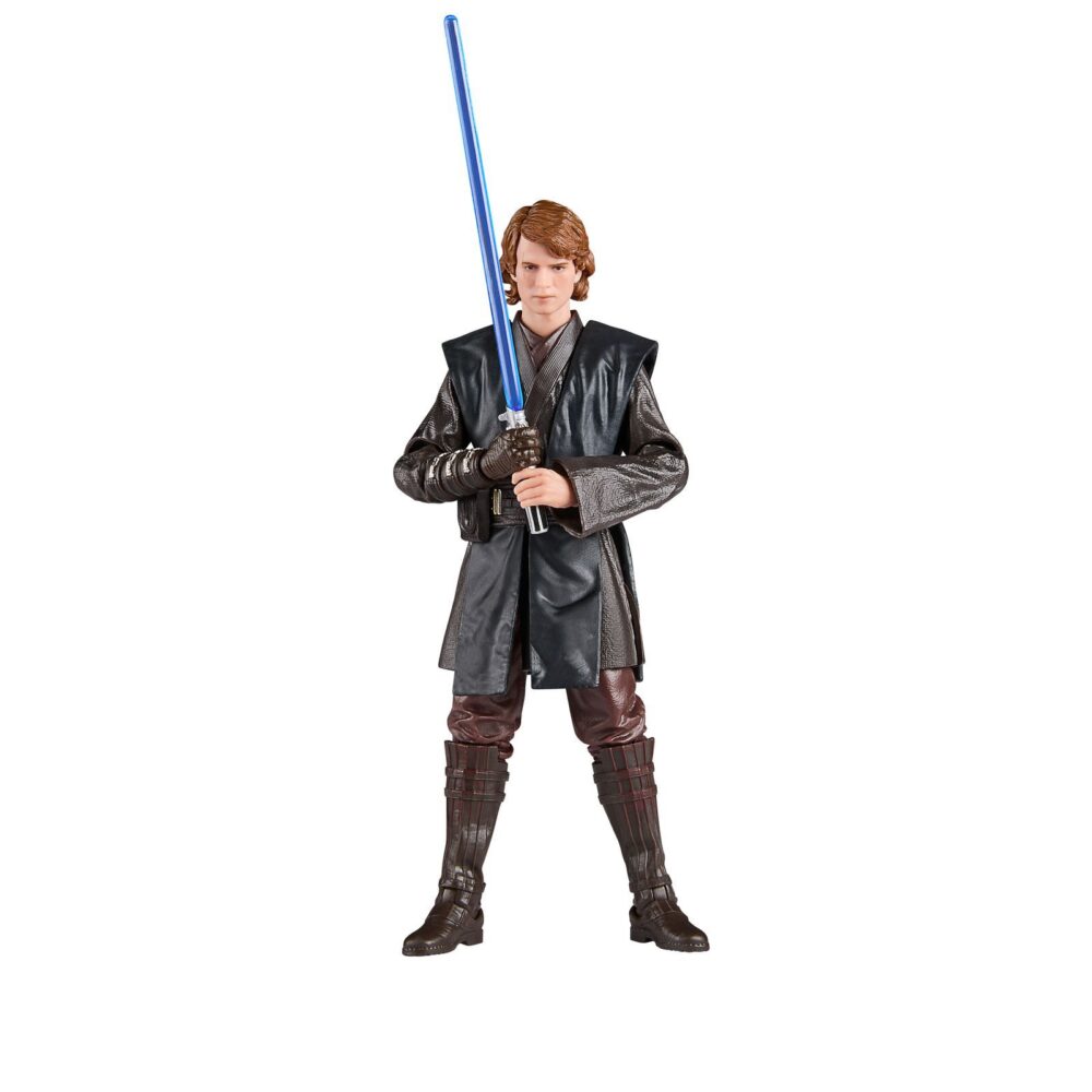 ANAKIN SKYWALKER BLACK SERIES STAR WARS REVENGE OF THE SITH. Hasbro suma a su colección The Black Series la figura de Anakin Skywalker inspirada en la película "Star Wars: Revenge of the Sith" ("Star Wars: La venganza de los Sith" en España). Esta figura articulada de 15 cm presenta un esculpido fotorrealista y viene acompañada de su característico sable de luz como accesorio. Permite recrear poses dinámicas gracias a sus múltiples puntos de articulación. Se presenta en un embalaje con ventana. UNIDADES LIMITADAS.
