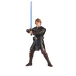 ANAKIN SKYWALKER BLACK SERIES STAR WARS REVENGE OF THE SITH. Hasbro suma a su colección The Black Series la figura de Anakin Skywalker inspirada en la película "Star Wars: Revenge of the Sith" ("Star Wars: La venganza de los Sith" en España). Esta figura articulada de 15 cm presenta un esculpido fotorrealista y viene acompañada de su característico sable de luz como accesorio. Permite recrear poses dinámicas gracias a sus múltiples puntos de articulación. Se presenta en un embalaje con ventana. UNIDADES LIMITADAS.