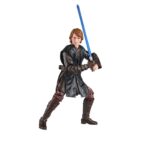 ANAKIN SKYWALKER BLACK SERIES STAR WARS REVENGE OF THE SITH. Hasbro suma a su colección The Black Series la figura de Anakin Skywalker inspirada en la película "Star Wars: Revenge of the Sith" ("Star Wars: La venganza de los Sith" en España). Esta figura articulada de 15 cm presenta un esculpido fotorrealista y viene acompañada de su característico sable de luz como accesorio. Permite recrear poses dinámicas gracias a sus múltiples puntos de articulación. Se presenta en un embalaje con ventana. UNIDADES LIMITADAS.