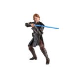 ANAKIN SKYWALKER BLACK SERIES STAR WARS REVENGE OF THE SITH. Hasbro suma a su colección The Black Series la figura de Anakin Skywalker inspirada en la película "Star Wars: Revenge of the Sith" ("Star Wars: La venganza de los Sith" en España). Esta figura articulada de 15 cm presenta un esculpido fotorrealista y viene acompañada de su característico sable de luz como accesorio. Permite recrear poses dinámicas gracias a sus múltiples puntos de articulación. Se presenta en un embalaje con ventana. UNIDADES LIMITADAS.