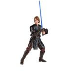 ANAKIN SKYWALKER BLACK SERIES STAR WARS REVENGE OF THE SITH. Hasbro suma a su colección The Black Series la figura de Anakin Skywalker inspirada en la película "Star Wars: Revenge of the Sith" ("Star Wars: La venganza de los Sith" en España). Esta figura articulada de 15 cm presenta un esculpido fotorrealista y viene acompañada de su característico sable de luz como accesorio. Permite recrear poses dinámicas gracias a sus múltiples puntos de articulación. Se presenta en un embalaje con ventana. UNIDADES LIMITADAS.