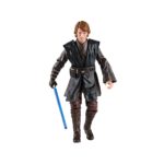 ANAKIN SKYWALKER BLACK SERIES STAR WARS REVENGE OF THE SITH. Hasbro suma a su colección The Black Series la figura de Anakin Skywalker inspirada en la película "Star Wars: Revenge of the Sith" ("Star Wars: La venganza de los Sith" en España). Esta figura articulada de 15 cm presenta un esculpido fotorrealista y viene acompañada de su característico sable de luz como accesorio. Permite recrear poses dinámicas gracias a sus múltiples puntos de articulación. Se presenta en un embalaje con ventana. UNIDADES LIMITADAS.