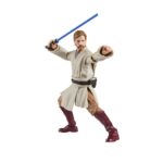 OBI-WAN KENOBI BLACK SERIES STAR WARS REVENGE OF THE SITH. Hasbro presenta dentro de la colección The Black Series la figura de Obi-Wan Kenobi, basada en su papel en "Star Wars: Revenge of the Sith" ("Star Wars: La venganza de los Sith" en España). Mide 15 cm y cuenta con múltiples puntos de articulación para recrear escenas de acción. Incluye su icónico sable de luz como accesorio. El diseño fotorrealista aporta gran fidelidad al personaje. Se presenta en una caja con ventana. UNIDADES LIMITADAS.