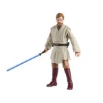 OBI-WAN KENOBI BLACK SERIES STAR WARS REVENGE OF THE SITH. Hasbro presenta dentro de la colección The Black Series la figura de Obi-Wan Kenobi, basada en su papel en "Star Wars: Revenge of the Sith" ("Star Wars: La venganza de los Sith" en España). Mide 15 cm y cuenta con múltiples puntos de articulación para recrear escenas de acción. Incluye su icónico sable de luz como accesorio. El diseño fotorrealista aporta gran fidelidad al personaje. Se presenta en una caja con ventana. UNIDADES LIMITADAS.