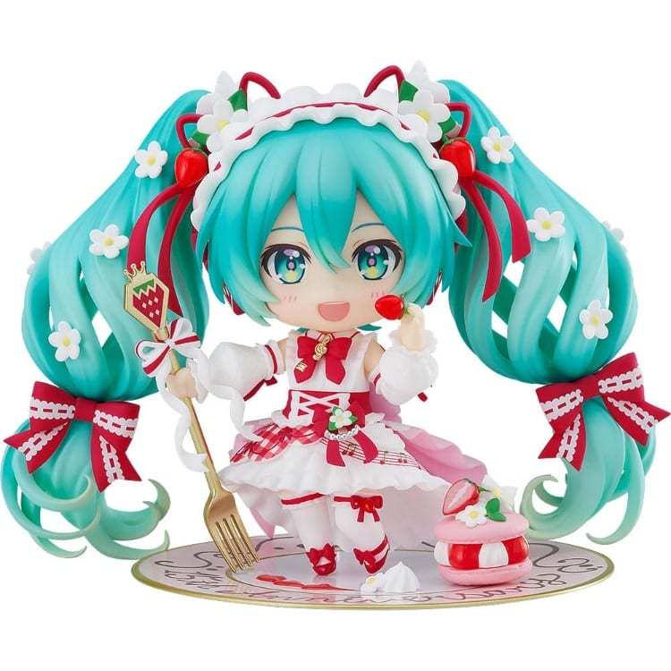 Hatsune miku 15th anniversary nendoroid. Good smile suma a su catálogo nendoroid la figura articulada de la cantante virtual de vocaloid "hatsune miku" basada en la ilustración de en morikura para conmemorar el 15º aniversario de personaje donde lleva un atuendo basado en una tarta de fresa. Cuenta con 3x placas faciales (estándar, sonriente y satisfecha), 1x tenedor, 1x macaron y 1x base con forma de plato conmemorativo. Mide aproximadamente 10 cm de altura e incluye base con soporte transparente para su exposición.