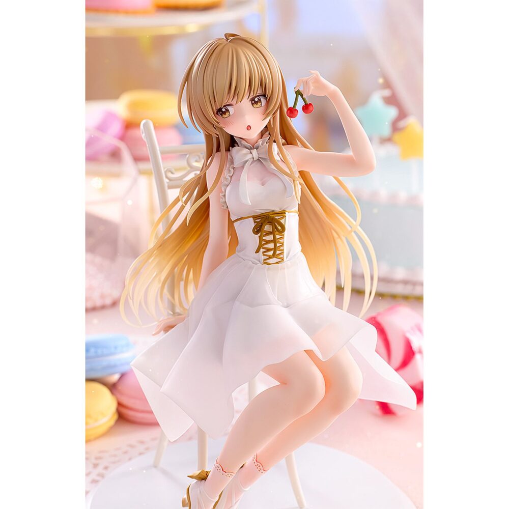 Mahiru shiina tea party the angel next door spoils me rotten 1/7. Kadokawa presenta la figura de mahiru shiina, la protagonista del anime "the angel next door spoils me rotten". Mide aproximadamente 20 cm a escala 1/7. La figura está basada en una ilustración que la muestra disfrutando de unas cerezas en una fiesta de té, dibujada especialmente para la lotería japonesa kujibikido. Su cabello y su falda de tul están hechos con piezas transparentes con suaves degradados. Cuenta con una base redonda blanca para exponer.