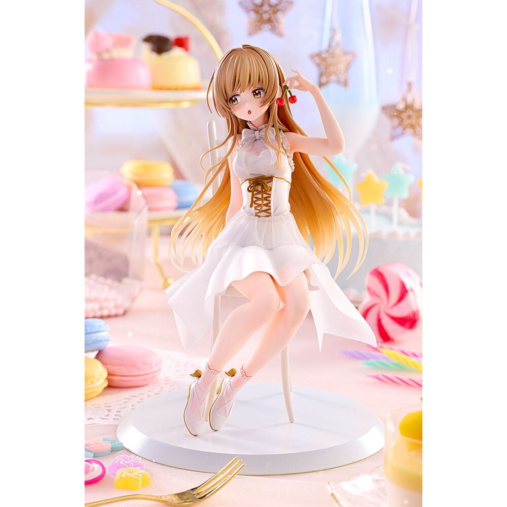 Mahiru shiina tea party the angel next door spoils me rotten 1/7. Kadokawa presenta la figura de mahiru shiina, la protagonista del anime "the angel next door spoils me rotten". Mide aproximadamente 20 cm a escala 1/7. La figura está basada en una ilustración que la muestra disfrutando de unas cerezas en una fiesta de té, dibujada especialmente para la lotería japonesa kujibikido. Su cabello y su falda de tul están hechos con piezas transparentes con suaves degradados. Cuenta con una base redonda blanca para exponer.
