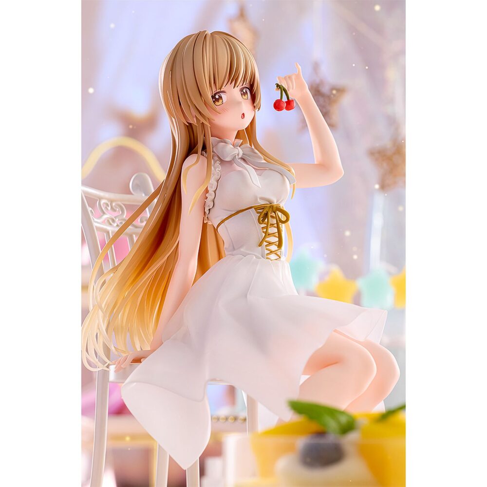 Mahiru shiina tea party the angel next door spoils me rotten 1/7. Kadokawa presenta la figura de mahiru shiina, la protagonista del anime "the angel next door spoils me rotten". Mide aproximadamente 20 cm a escala 1/7. La figura está basada en una ilustración que la muestra disfrutando de unas cerezas en una fiesta de té, dibujada especialmente para la lotería japonesa kujibikido. Su cabello y su falda de tul están hechos con piezas transparentes con suaves degradados. Cuenta con una base redonda blanca para exponer.