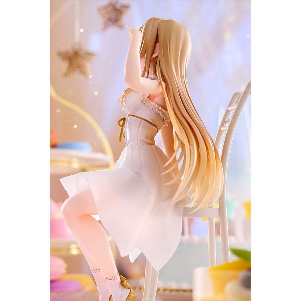 Mahiru shiina tea party the angel next door spoils me rotten 1/7. Kadokawa presenta la figura de mahiru shiina, la protagonista del anime "the angel next door spoils me rotten". Mide aproximadamente 20 cm a escala 1/7. La figura está basada en una ilustración que la muestra disfrutando de unas cerezas en una fiesta de té, dibujada especialmente para la lotería japonesa kujibikido. Su cabello y su falda de tul están hechos con piezas transparentes con suaves degradados. Cuenta con una base redonda blanca para exponer.