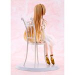 MAHIRU SHIINA TEA PARTY THE ANGEL NEXT DOOR SPOILS ME ROTTEN 1/7. Kadokawa presenta la figura de Mahiru Shiina, la protagonista del anime "The Angel Next Door Spoils Me Rotten". Mide aproximadamente 20 cm a escala 1/7. La figura está basada en una ilustración que la muestra disfrutando de unas cerezas en una fiesta de té, dibujada especialmente para la lotería japonesa Kujibikido. Su cabello y su falda de tul están hechos con piezas transparentes con suaves degradados. Cuenta con una base redonda blanca para exponer.