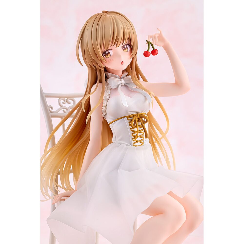 Mahiru shiina tea party the angel next door spoils me rotten 1/7. Kadokawa presenta la figura de mahiru shiina, la protagonista del anime "the angel next door spoils me rotten". Mide aproximadamente 20 cm a escala 1/7. La figura está basada en una ilustración que la muestra disfrutando de unas cerezas en una fiesta de té, dibujada especialmente para la lotería japonesa kujibikido. Su cabello y su falda de tul están hechos con piezas transparentes con suaves degradados. Cuenta con una base redonda blanca para exponer.