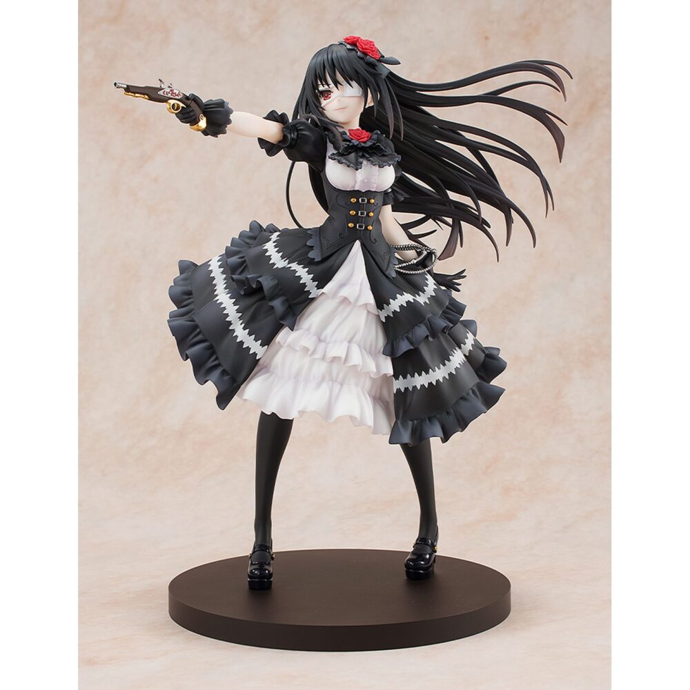 Kurumi tokisaki: fantasia 30th anniversary renewal packge edition date a live 1/7. Kadokawa lanza la figura de kurumi tokisaki, una de las heroínas del anime "date a live", en su versión conmemorativa fantasia 30th anniversary. Con una altura aproximada de 25 cm y a escala 1/7 está basada en la ilustración del volumen 11 del manga original, que muestra a kurumi tal y como era cuando conoció al protagonista, shido itsuka. La forma del cabello y la falda le dan dinamismo. Incluye 1x rostro sin parche para que se pueda exhibir de manera alternativa y cuenta con una base circular negra que le proporciona estabilidad.