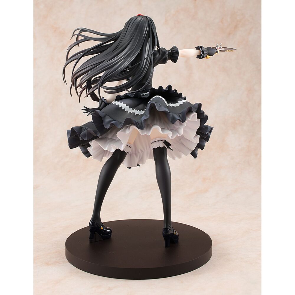 Kurumi tokisaki: fantasia 30th anniversary renewal packge edition date a live 1/7. Kadokawa lanza la figura de kurumi tokisaki, una de las heroínas del anime "date a live", en su versión conmemorativa fantasia 30th anniversary. Con una altura aproximada de 25 cm y a escala 1/7 está basada en la ilustración del volumen 11 del manga original, que muestra a kurumi tal y como era cuando conoció al protagonista, shido itsuka. La forma del cabello y la falda le dan dinamismo. Incluye 1x rostro sin parche para que se pueda exhibir de manera alternativa y cuenta con una base circular negra que le proporciona estabilidad.
