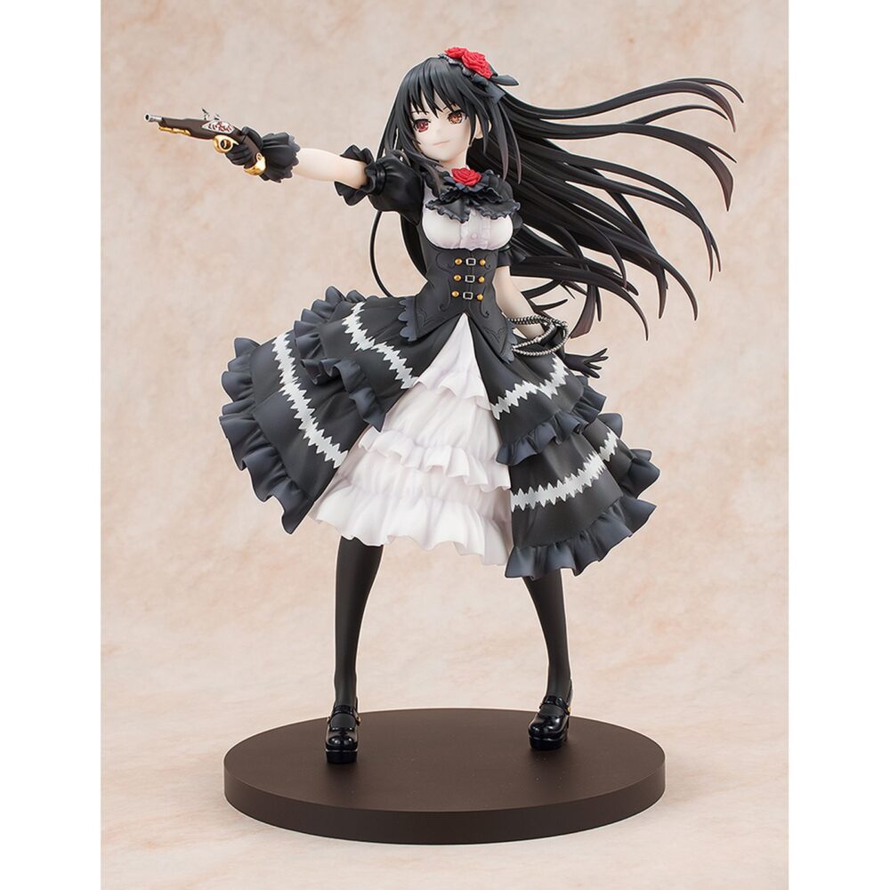 Kurumi tokisaki: fantasia 30th anniversary renewal packge edition date a live 1/7. Kadokawa lanza la figura de kurumi tokisaki, una de las heroínas del anime "date a live", en su versión conmemorativa fantasia 30th anniversary. Con una altura aproximada de 25 cm y a escala 1/7 está basada en la ilustración del volumen 11 del manga original, que muestra a kurumi tal y como era cuando conoció al protagonista, shido itsuka. La forma del cabello y la falda le dan dinamismo. Incluye 1x rostro sin parche para que se pueda exhibir de manera alternativa y cuenta con una base circular negra que le proporciona estabilidad.