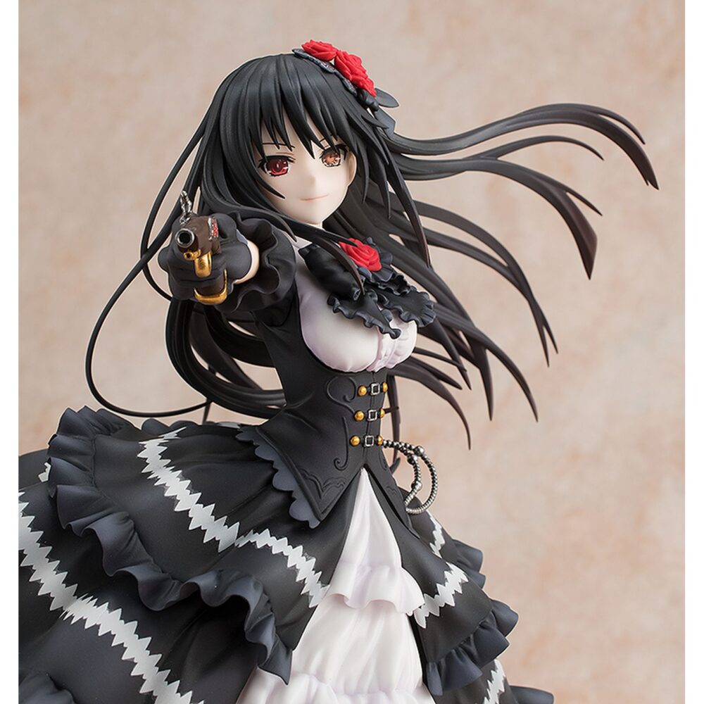 Kurumi tokisaki: fantasia 30th anniversary renewal packge edition date a live 1/7. Kadokawa lanza la figura de kurumi tokisaki, una de las heroínas del anime "date a live", en su versión conmemorativa fantasia 30th anniversary. Con una altura aproximada de 25 cm y a escala 1/7 está basada en la ilustración del volumen 11 del manga original, que muestra a kurumi tal y como era cuando conoció al protagonista, shido itsuka. La forma del cabello y la falda le dan dinamismo. Incluye 1x rostro sin parche para que se pueda exhibir de manera alternativa y cuenta con una base circular negra que le proporciona estabilidad.
