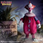 SLIM PELUCHE KILLER CLOWNS FROM OUTER SPACE MDS ROTO PLUSH. Mezco Toyz presenta dentro de su colección MDS Roto Plush este muñeco de peluche de Slim, el payaso extraterrestre experto en diversión mortal de la película de culto "Killer Klowns from Outer Space" ("Los payasos asesinos del espacio exterior" en España). Mide aproximadamente 46 cm de altura y reproduce sus rasgos caricaturescos con un acabado siniestro. Usa un traje de color rosa intenso con detalles bordados de luna creciente, cabeza esculpida con facciones exageradas y cabello naranja encendido. Cuenta con su nariz roja abultada y su perturbadora sonrisa. Se presenta en una caja con ventana troquelada perfecta para exhibición.