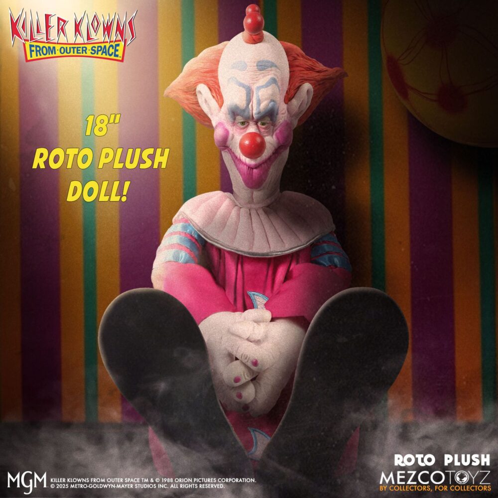 Slim peluche killer clowns from outer space mds roto plush. Mezco toyz presenta dentro de su colección mds roto plush este muñeco de peluche de slim, el payaso extraterrestre experto en diversión mortal de la película de culto "killer klowns from outer space" ("los payasos asesinos del espacio exterior" en españa). Mide aproximadamente 46 cm de altura y reproduce sus rasgos caricaturescos con un acabado siniestro. Usa un traje de color rosa intenso con detalles bordados de luna creciente, cabeza esculpida con facciones exageradas y cabello naranja encendido. Cuenta con su nariz roja abultada y su perturbadora sonrisa. Se presenta en una caja con ventana troquelada perfecta para exhibición.