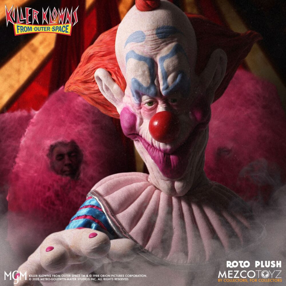Slim peluche killer clowns from outer space mds roto plush. Mezco toyz presenta dentro de su colección mds roto plush este muñeco de peluche de slim, el payaso extraterrestre experto en diversión mortal de la película de culto "killer klowns from outer space" ("los payasos asesinos del espacio exterior" en españa). Mide aproximadamente 46 cm de altura y reproduce sus rasgos caricaturescos con un acabado siniestro. Usa un traje de color rosa intenso con detalles bordados de luna creciente, cabeza esculpida con facciones exageradas y cabello naranja encendido. Cuenta con su nariz roja abultada y su perturbadora sonrisa. Se presenta en una caja con ventana troquelada perfecta para exhibición.