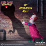 SLIM PELUCHE KILLER CLOWNS FROM OUTER SPACE MDS ROTO PLUSH. Mezco Toyz presenta dentro de su colección MDS Roto Plush este muñeco de peluche de Slim, el payaso extraterrestre experto en diversión mortal de la película de culto "Killer Klowns from Outer Space" ("Los payasos asesinos del espacio exterior" en España). Mide aproximadamente 46 cm de altura y reproduce sus rasgos caricaturescos con un acabado siniestro. Usa un traje de color rosa intenso con detalles bordados de luna creciente, cabeza esculpida con facciones exageradas y cabello naranja encendido. Cuenta con su nariz roja abultada y su perturbadora sonrisa. Se presenta en una caja con ventana troquelada perfecta para exhibición.
