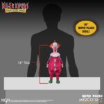 SLIM PELUCHE KILLER CLOWNS FROM OUTER SPACE MDS ROTO PLUSH. Mezco Toyz presenta dentro de su colección MDS Roto Plush este muñeco de peluche de Slim, el payaso extraterrestre experto en diversión mortal de la película de culto "Killer Klowns from Outer Space" ("Los payasos asesinos del espacio exterior" en España). Mide aproximadamente 46 cm de altura y reproduce sus rasgos caricaturescos con un acabado siniestro. Usa un traje de color rosa intenso con detalles bordados de luna creciente, cabeza esculpida con facciones exageradas y cabello naranja encendido. Cuenta con su nariz roja abultada y su perturbadora sonrisa. Se presenta en una caja con ventana troquelada perfecta para exhibición.