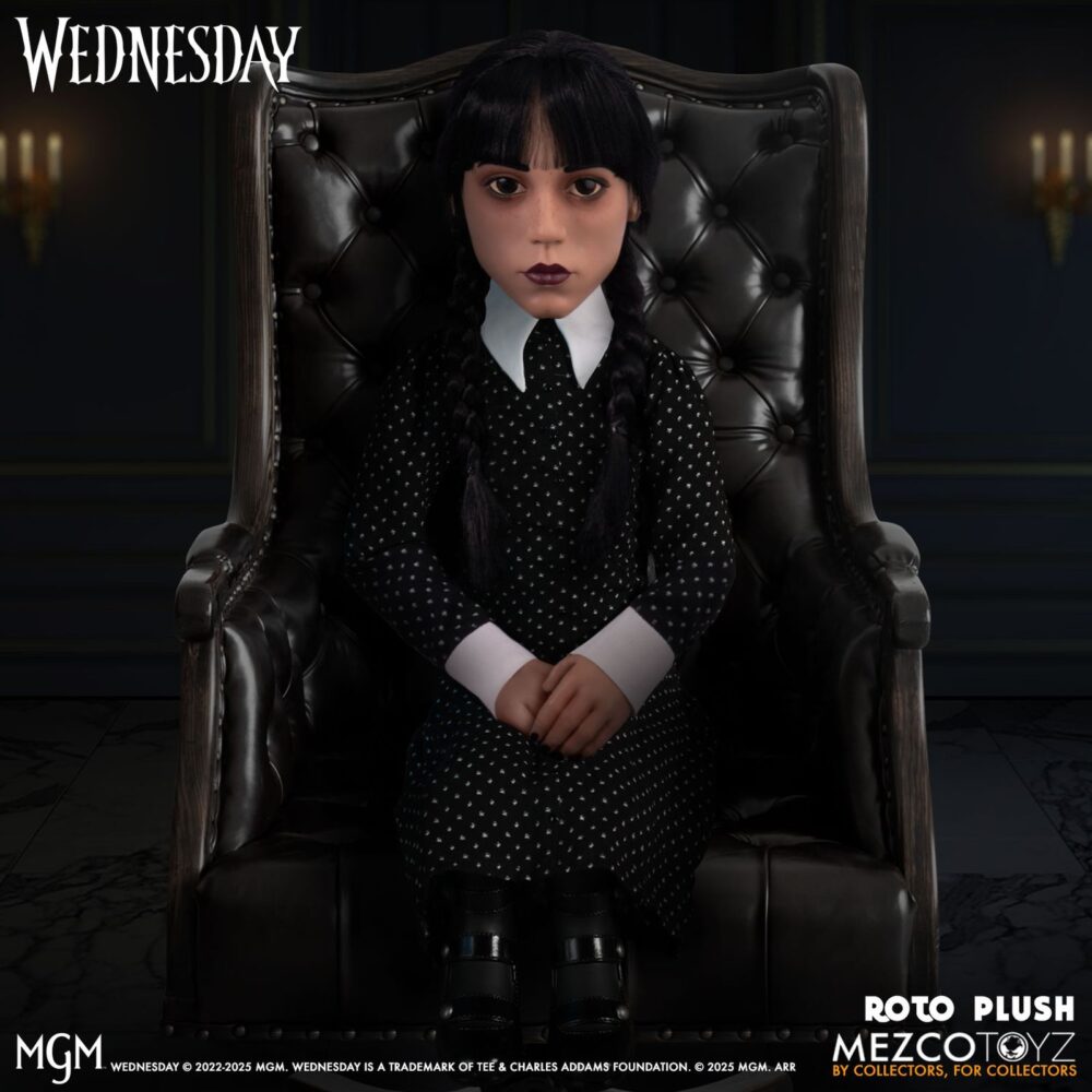 Wednesday mds roto plush. Mezco suma a su línea mds roto plush la figura de wednesday addams (conocida como miércoles addams en españa), inspirada en la exitosa serie de netflix "wednesday". Tiene una altura aproximada de 45 cm. Se muestra con su característico gesto serio, un vestido negro manga larga con cuello alto, sus clásicas trenzas de cabello negro implantadas y zapatos al estilo mary jane. Cuenta con partes esculpidas sobre un cuerpo de felpa. Se presenta en una caja con ventana