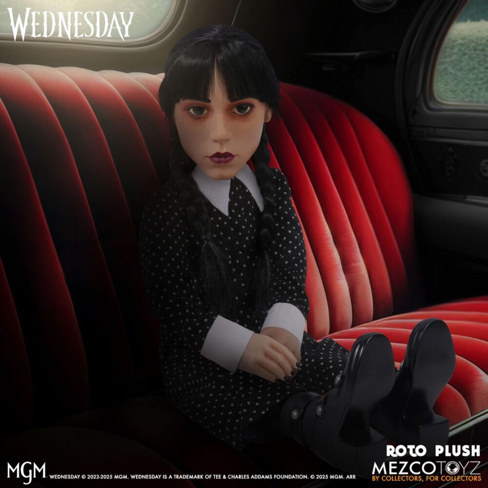 Wednesday mds roto plush. Mezco suma a su línea mds roto plush la figura de wednesday addams (conocida como miércoles addams en españa), inspirada en la exitosa serie de netflix "wednesday". Tiene una altura aproximada de 45 cm. Se muestra con su característico gesto serio, un vestido negro manga larga con cuello alto, sus clásicas trenzas de cabello negro implantadas y zapatos al estilo mary jane. Cuenta con partes esculpidas sobre un cuerpo de felpa. Se presenta en una caja con ventana