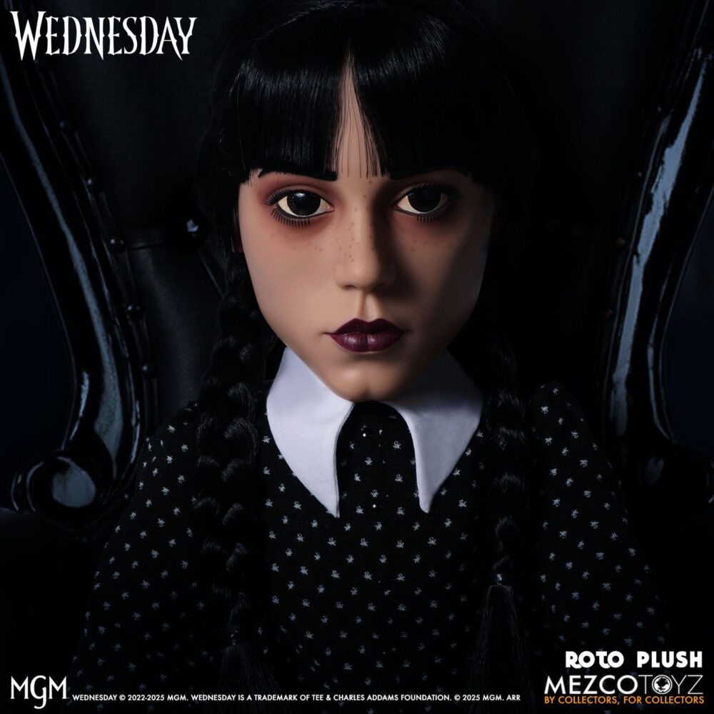 Wednesday mds roto plush. Mezco suma a su línea mds roto plush la figura de wednesday addams (conocida como miércoles addams en españa), inspirada en la exitosa serie de netflix "wednesday". Tiene una altura aproximada de 45 cm. Se muestra con su característico gesto serio, un vestido negro manga larga con cuello alto, sus clásicas trenzas de cabello negro implantadas y zapatos al estilo mary jane. Cuenta con partes esculpidas sobre un cuerpo de felpa. Se presenta en una caja con ventana