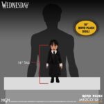 WEDNESDAY MDS ROTO PLUSH. Mezco suma a su línea MDS Roto Plush la figura de Wednesday Addams (conocida como Miércoles Addams en España), inspirada en la exitosa serie de Netflix "Wednesday". Tiene una altura aproximada de 45 cm. Se muestra con su característico gesto serio, un vestido negro manga larga con cuello alto, sus clásicas trenzas de cabello negro implantadas y zapatos al estilo Mary Jane. Cuenta con partes esculpidas sobre un cuerpo de felpa. Se presenta en una caja con ventana