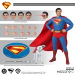SUPERMAN & KRIPTO SUPERMAN 2025 ONE:12 COLLECTIVE. Mezco Toyz suma a su línea One:12 Collective la figura de Superman inspirada en el protagonista de la película homónima de 2025 dirigida por James Gunn. Mide aproximadamente 17 cm y tiene más de 28 puntos de articulación. Cuenta con su atuendo de supehéroe compuesto por 1x traje ajustado con el emblema del personaje, 1x capa con alambre integrado, 1x cinturón y 1x par de botas. También incluye varios accesorios adicionables: 3x cabezas intercambiables con diferentes expresiones, 1x efecto de visión térmica y 8x manos. Le acompaña una figura articulada del superperro Kripto con su capa de tela con alambre integrado y 1x cabeza adicional. Esta superfigura se puede exhibir gracias a la base expositora con soporte y decorada con el logotipo de la película. Se presenta en una caja pensada para su exposición.