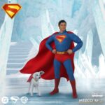 SUPERMAN & KRIPTO SUPERMAN 2025 ONE:12 COLLECTIVE. Mezco Toyz suma a su línea One:12 Collective la figura de Superman inspirada en el protagonista de la película homónima de 2025 dirigida por James Gunn. Mide aproximadamente 17 cm y tiene más de 28 puntos de articulación. Cuenta con su atuendo de supehéroe compuesto por 1x traje ajustado con el emblema del personaje, 1x capa con alambre integrado, 1x cinturón y 1x par de botas. También incluye varios accesorios adicionables: 3x cabezas intercambiables con diferentes expresiones, 1x efecto de visión térmica y 8x manos. Le acompaña una figura articulada del superperro Kripto con su capa de tela con alambre integrado y 1x cabeza adicional. Esta superfigura se puede exhibir gracias a la base expositora con soporte y decorada con el logotipo de la película. Se presenta en una caja pensada para su exposición.