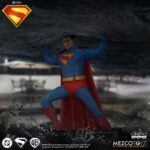 SUPERMAN & KRIPTO SUPERMAN 2025 ONE:12 COLLECTIVE. Mezco Toyz suma a su línea One:12 Collective la figura de Superman inspirada en el protagonista de la película homónima de 2025 dirigida por James Gunn. Mide aproximadamente 17 cm y tiene más de 28 puntos de articulación. Cuenta con su atuendo de supehéroe compuesto por 1x traje ajustado con el emblema del personaje, 1x capa con alambre integrado, 1x cinturón y 1x par de botas. También incluye varios accesorios adicionables: 3x cabezas intercambiables con diferentes expresiones, 1x efecto de visión térmica y 8x manos. Le acompaña una figura articulada del superperro Kripto con su capa de tela con alambre integrado y 1x cabeza adicional. Esta superfigura se puede exhibir gracias a la base expositora con soporte y decorada con el logotipo de la película. Se presenta en una caja pensada para su exposición.