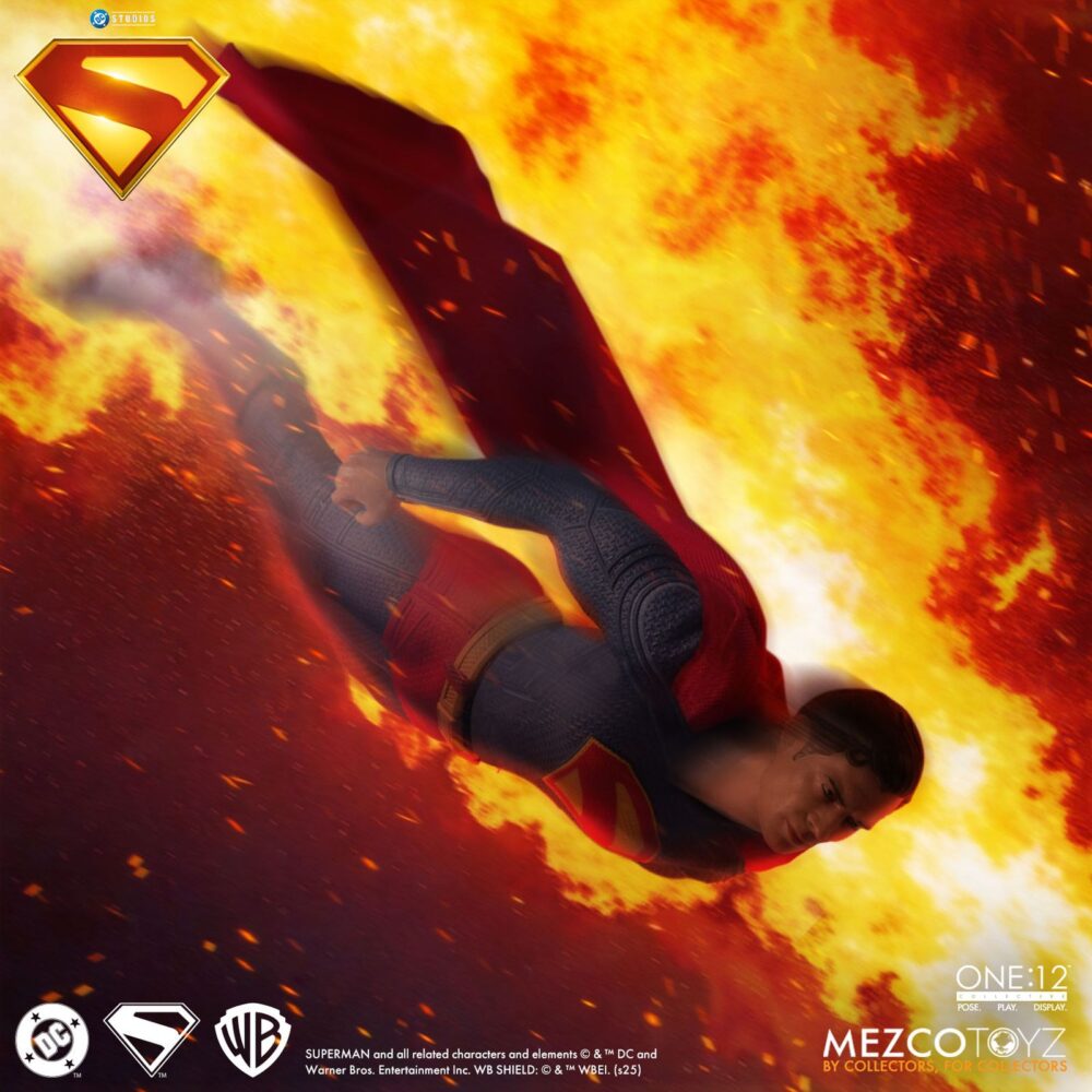 Superman & kripto superman 2025 one:12 collective. Mezco toyz suma a su línea one:12 collective la figura de superman inspirada en el protagonista de la película homónima de 2025 dirigida por james gunn. Mide aproximadamente 17 cm y tiene más de 28 puntos de articulación. Cuenta con su atuendo de supehéroe compuesto por 1x traje ajustado con el emblema del personaje, 1x capa con alambre integrado, 1x cinturón y 1x par de botas. También incluye varios accesorios adicionables: 3x cabezas intercambiables con diferentes expresiones, 1x efecto de visión térmica y 8x manos. Le acompaña una figura articulada del superperro kripto con su capa de tela con alambre integrado y 1x cabeza adicional. Esta superfigura se puede exhibir gracias a la base expositora con soporte y decorada con el logotipo de la película. Se presenta en una caja pensada para su exposición.