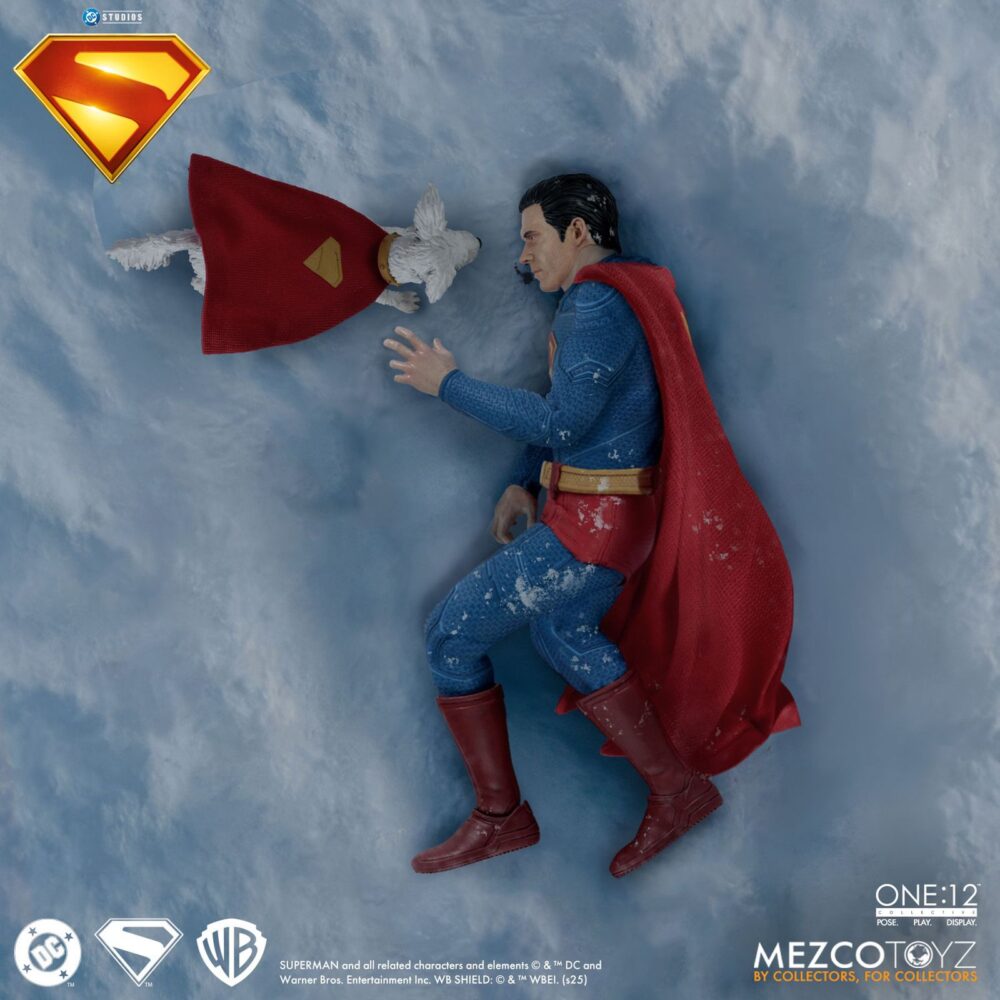 Superman & kripto superman 2025 one:12 collective. Mezco toyz suma a su línea one:12 collective la figura de superman inspirada en el protagonista de la película homónima de 2025 dirigida por james gunn. Mide aproximadamente 17 cm y tiene más de 28 puntos de articulación. Cuenta con su atuendo de supehéroe compuesto por 1x traje ajustado con el emblema del personaje, 1x capa con alambre integrado, 1x cinturón y 1x par de botas. También incluye varios accesorios adicionables: 3x cabezas intercambiables con diferentes expresiones, 1x efecto de visión térmica y 8x manos. Le acompaña una figura articulada del superperro kripto con su capa de tela con alambre integrado y 1x cabeza adicional. Esta superfigura se puede exhibir gracias a la base expositora con soporte y decorada con el logotipo de la película. Se presenta en una caja pensada para su exposición.