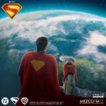 SUPERMAN & KRIPTO SUPERMAN 2025 ONE:12 COLLECTIVE. Mezco Toyz suma a su línea One:12 Collective la figura de Superman inspirada en el protagonista de la película homónima de 2025 dirigida por James Gunn. Mide aproximadamente 17 cm y tiene más de 28 puntos de articulación. Cuenta con su atuendo de supehéroe compuesto por 1x traje ajustado con el emblema del personaje, 1x capa con alambre integrado, 1x cinturón y 1x par de botas. También incluye varios accesorios adicionables: 3x cabezas intercambiables con diferentes expresiones, 1x efecto de visión térmica y 8x manos. Le acompaña una figura articulada del superperro Kripto con su capa de tela con alambre integrado y 1x cabeza adicional. Esta superfigura se puede exhibir gracias a la base expositora con soporte y decorada con el logotipo de la película. Se presenta en una caja pensada para su exposición.