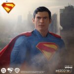 SUPERMAN & KRIPTO SUPERMAN 2025 ONE:12 COLLECTIVE. Mezco Toyz suma a su línea One:12 Collective la figura de Superman inspirada en el protagonista de la película homónima de 2025 dirigida por James Gunn. Mide aproximadamente 17 cm y tiene más de 28 puntos de articulación. Cuenta con su atuendo de supehéroe compuesto por 1x traje ajustado con el emblema del personaje, 1x capa con alambre integrado, 1x cinturón y 1x par de botas. También incluye varios accesorios adicionables: 3x cabezas intercambiables con diferentes expresiones, 1x efecto de visión térmica y 8x manos. Le acompaña una figura articulada del superperro Kripto con su capa de tela con alambre integrado y 1x cabeza adicional. Esta superfigura se puede exhibir gracias a la base expositora con soporte y decorada con el logotipo de la película. Se presenta en una caja pensada para su exposición.