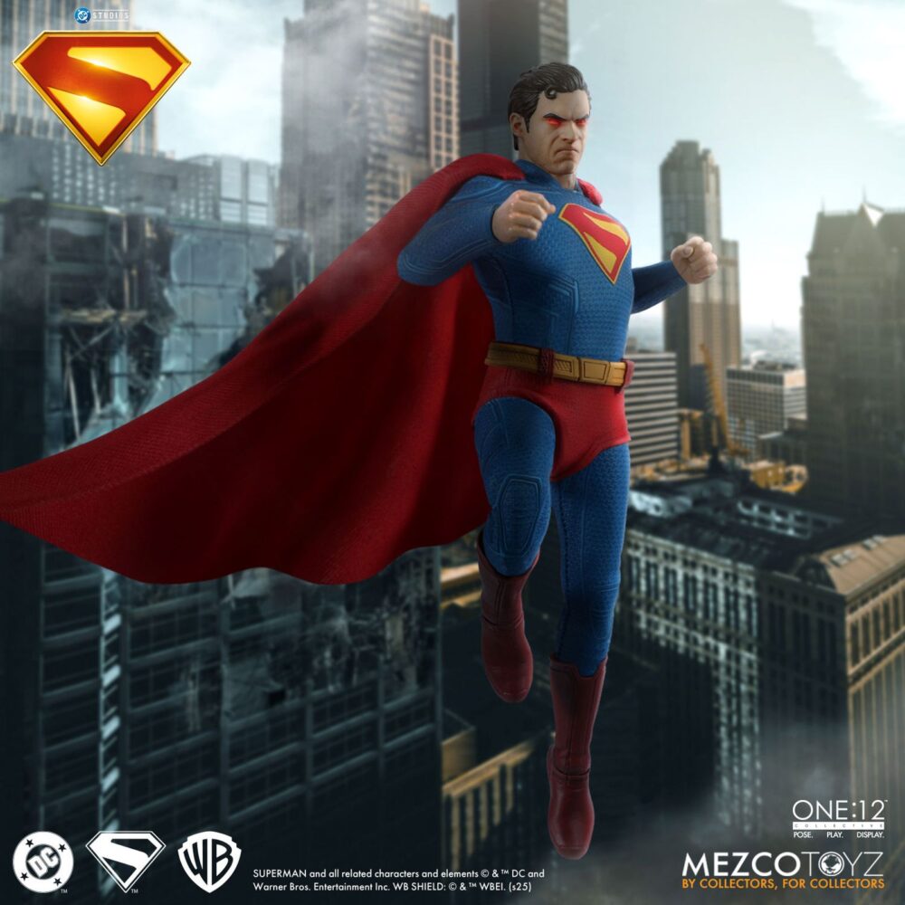 Superman & kripto superman 2025 one:12 collective. Mezco toyz suma a su línea one:12 collective la figura de superman inspirada en el protagonista de la película homónima de 2025 dirigida por james gunn. Mide aproximadamente 17 cm y tiene más de 28 puntos de articulación. Cuenta con su atuendo de supehéroe compuesto por 1x traje ajustado con el emblema del personaje, 1x capa con alambre integrado, 1x cinturón y 1x par de botas. También incluye varios accesorios adicionables: 3x cabezas intercambiables con diferentes expresiones, 1x efecto de visión térmica y 8x manos. Le acompaña una figura articulada del superperro kripto con su capa de tela con alambre integrado y 1x cabeza adicional. Esta superfigura se puede exhibir gracias a la base expositora con soporte y decorada con el logotipo de la película. Se presenta en una caja pensada para su exposición.